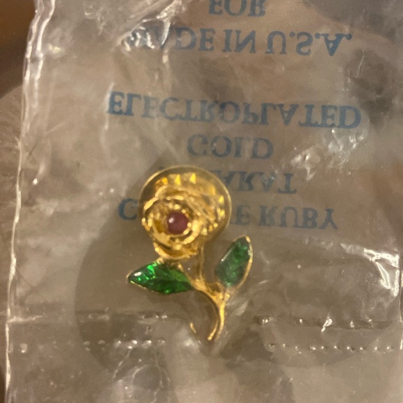 Harriet Carter vintage 24ke rose pin new but old in package - Picture 1 of 4